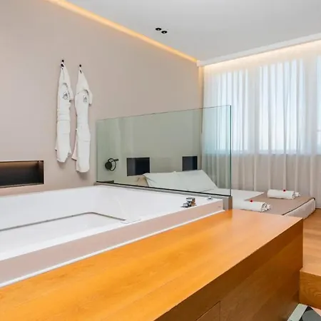 Zoe Luxury *